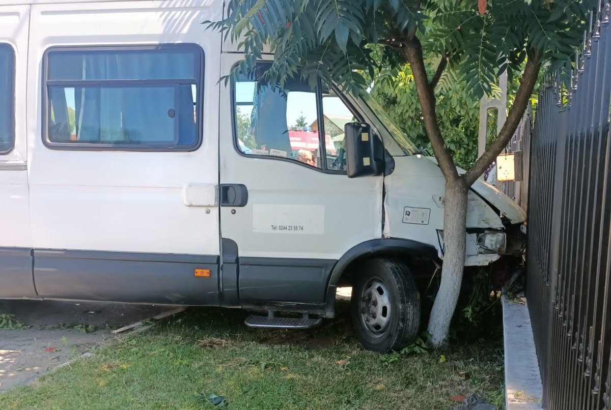 Trei persoane rănite în Prahova, după ce un microbuz cu călători s-a izbit de un stâlp și s-a oprit într-un gard