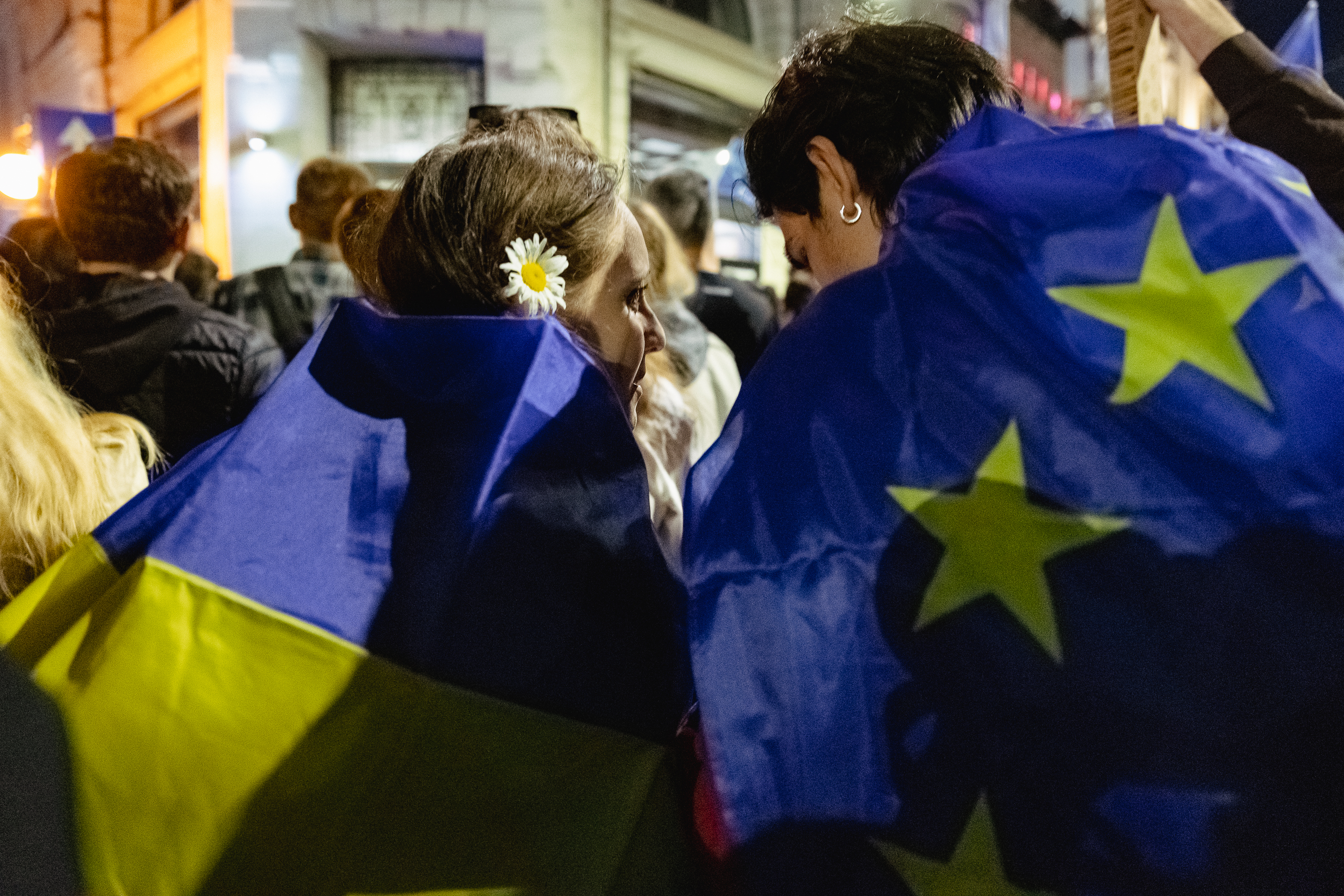 Duminica cetățeanului în sectorul 5. Adevăratul George Simion a ieșit cu soția și prietenii la vot la o școală din cartierul Sălaj: „Așteptăm schimbarea!” FOTOREPORTAJ