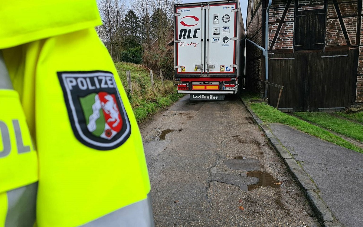 Un șofer român a crezut că șoseaua e prin curtea unei ferme și a lovit cu camionul de 40 de tone o casă veche de 600 de ani, în Germania