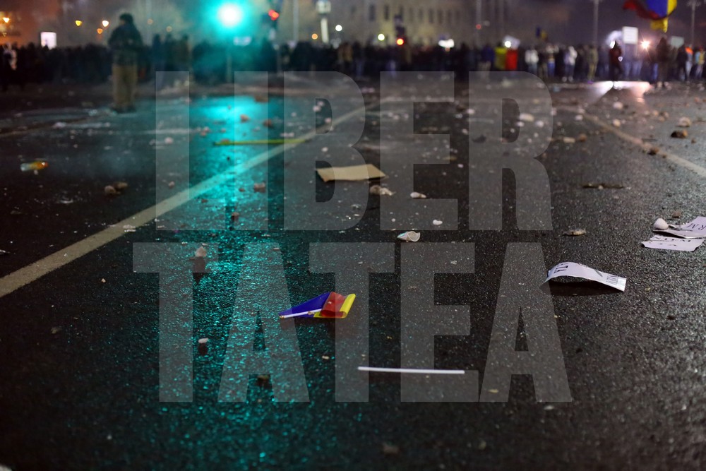 Violențe între ultrași și jandarmi, miercuri seară, în Capitală, pe finalul protestelor / FOTO & VIDEO