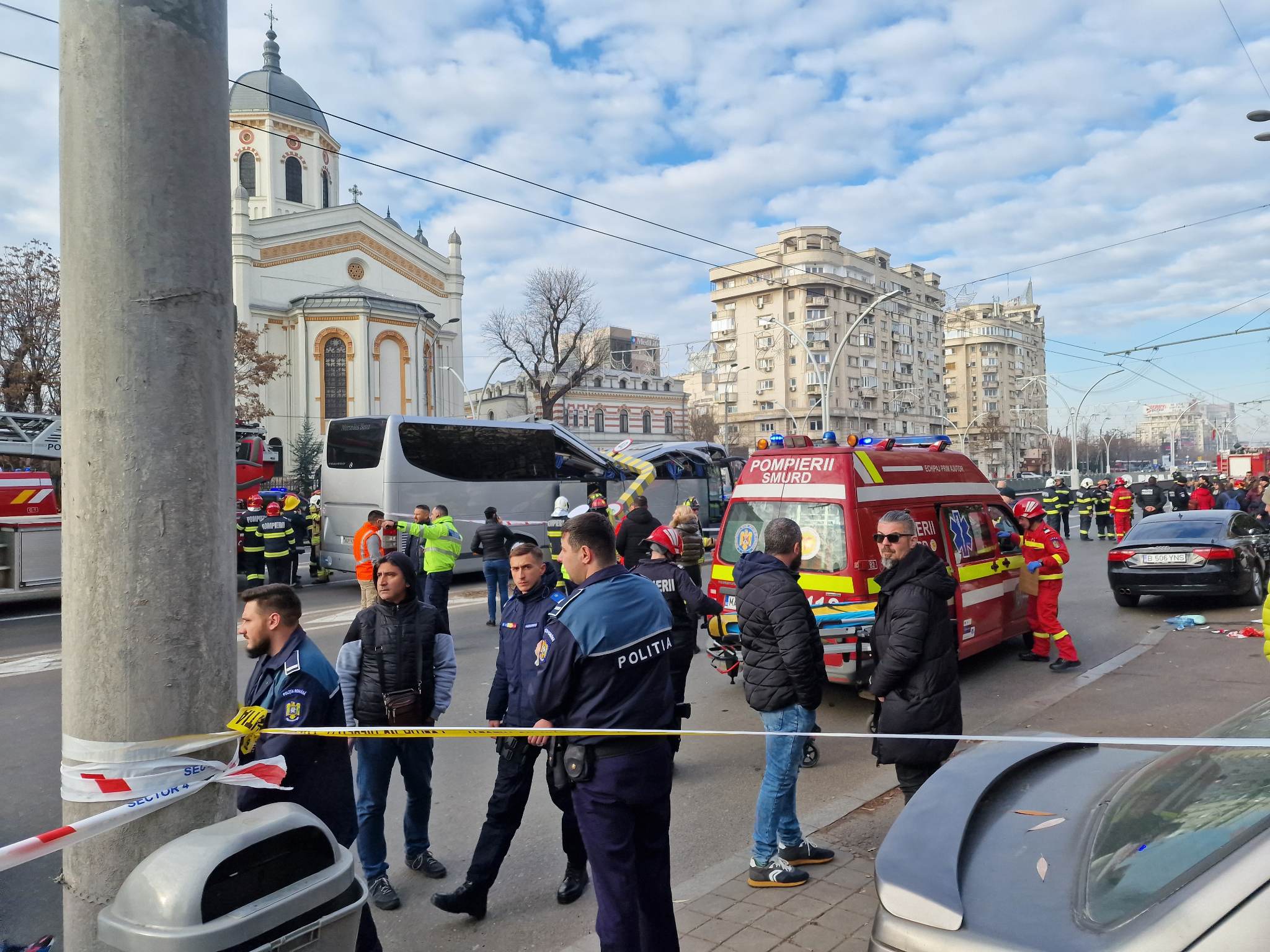 Impact violent la intrarea în Pasajul Unirii. Un mort și 24 de răniți, după ce un autocar cu turiști a intrat în limitatorul de înălțime