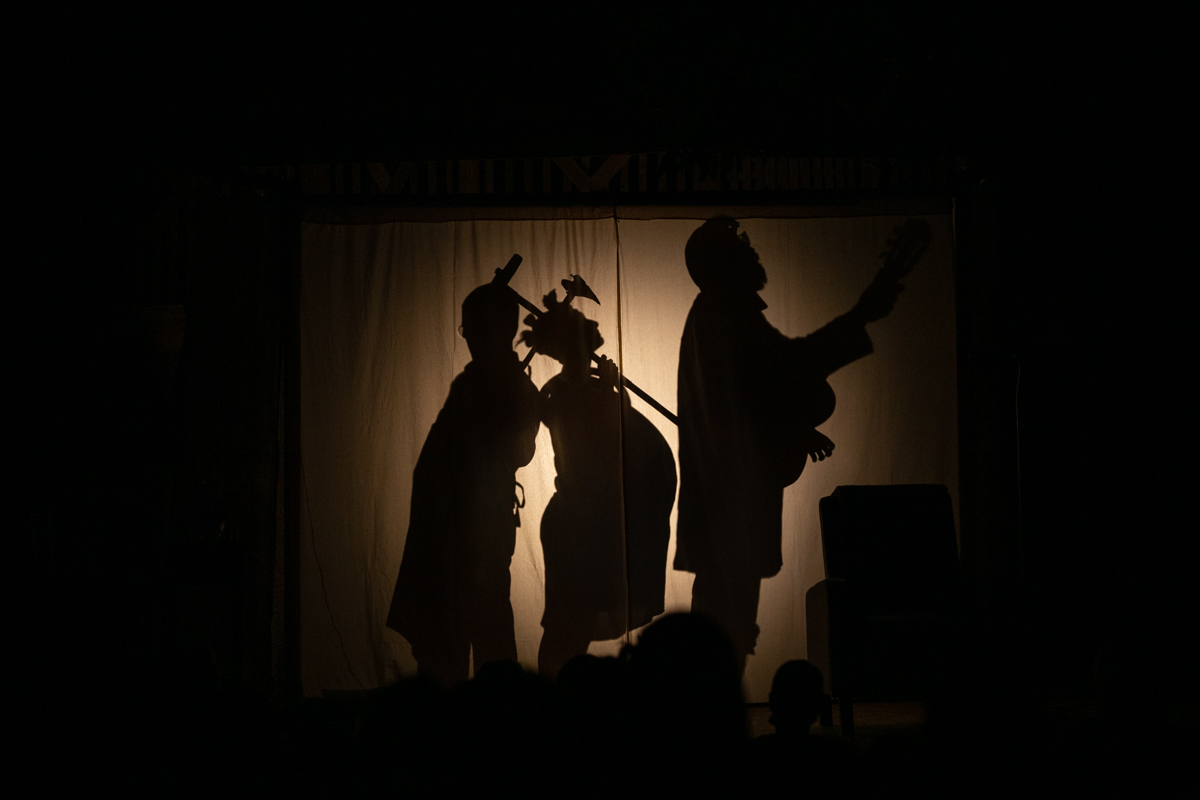 “Cultură’n șură”. O trupă de tineri artiști transformă curțile sătenilor în scene de teatru, de opt ani: “Dacă locuiești într-un sat, nu înseamnă că trebuie să fii izolat cultural”