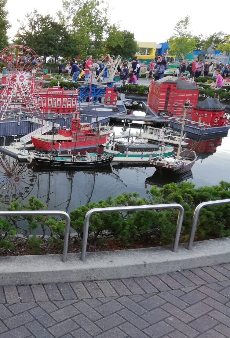 Cât te costă să-ți duci copilul la Legoland și la Castelul Frumoasei Adormite din lumea Disney?