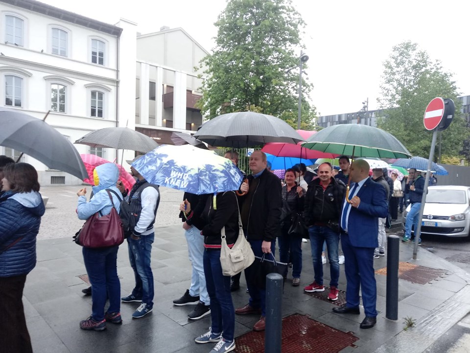 FOTO, VIDEO | Imagini incredibile la Londra: coadă interminabilă la secția de votare din cartierul botezat „Little Romania”! Mobilizare exemplară a diasporei și în Germania, Italia, Olanda și Belgia