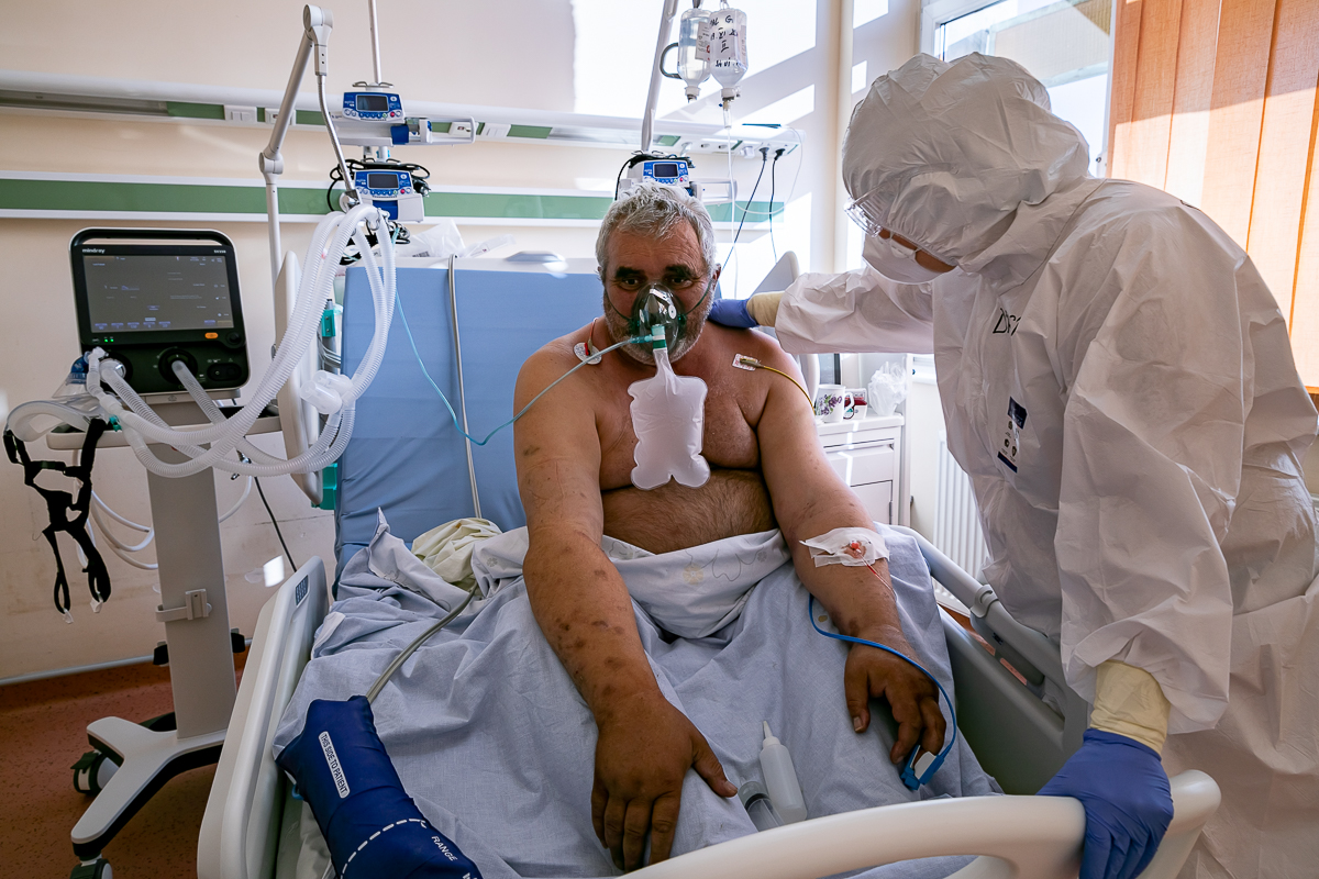 Reportaj în miezul coșmarului COVID. Medicii din ATI Oradea fac un apel disperat la compatrioții lor: „Parcă suntem două lumi”