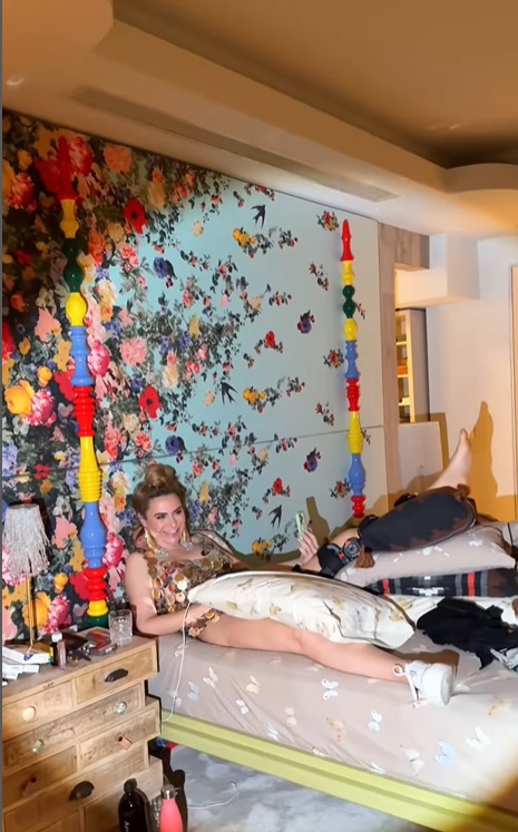Imagini din casa Adinei Buzatu, care muncește de la 14 ani. Are un dormitor decorat extravagant, cu tapet, și un dressing spectaculos