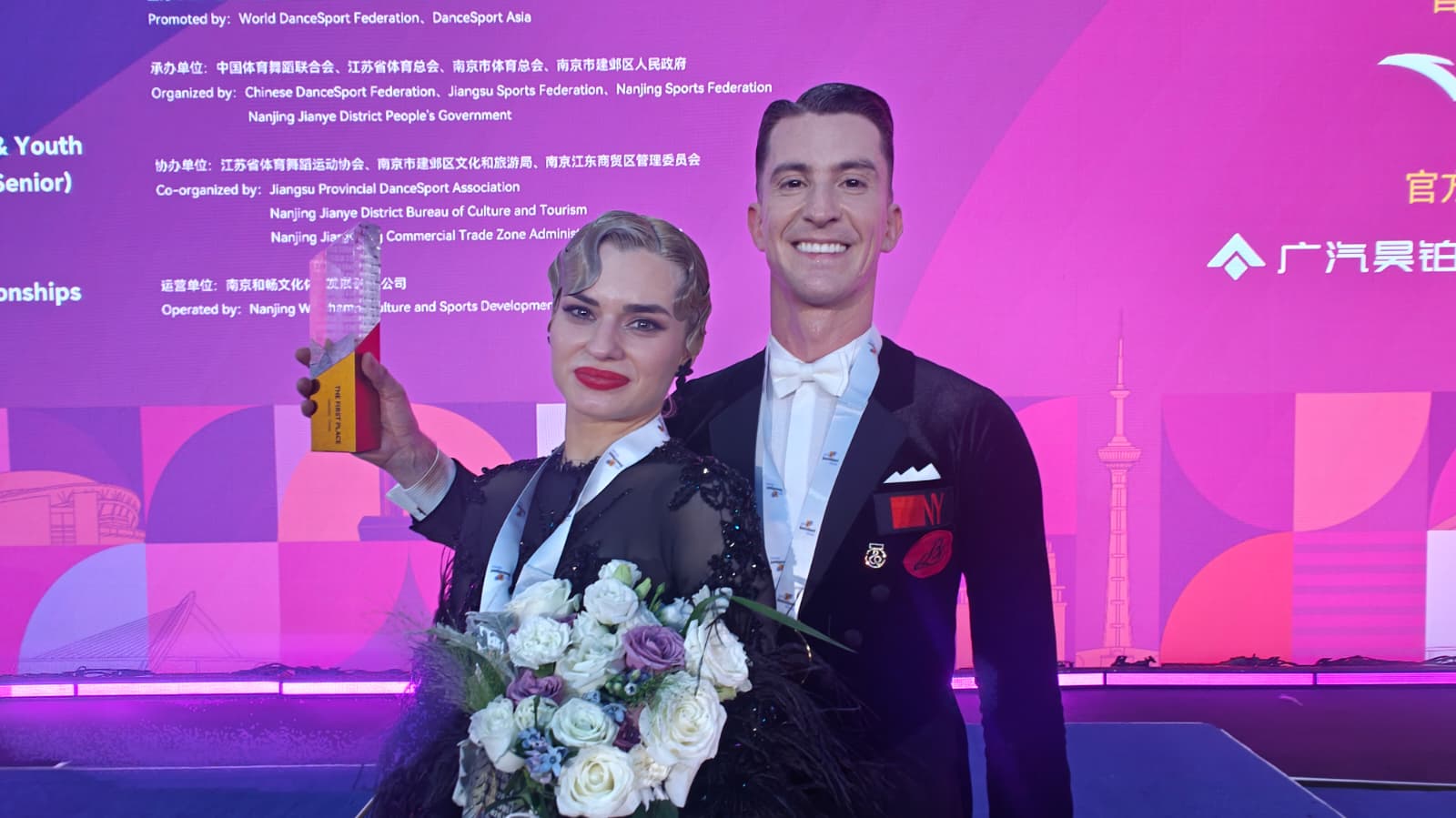 Dansatorii Rareș Cojoc, 38, și Andreea Matei, 31, câștigă în China al doilea titlu mondial la Standard. La Nanjing, pe cea mai modernă scenă a lumii, românii își reafirmă dominația categorică în acest sport