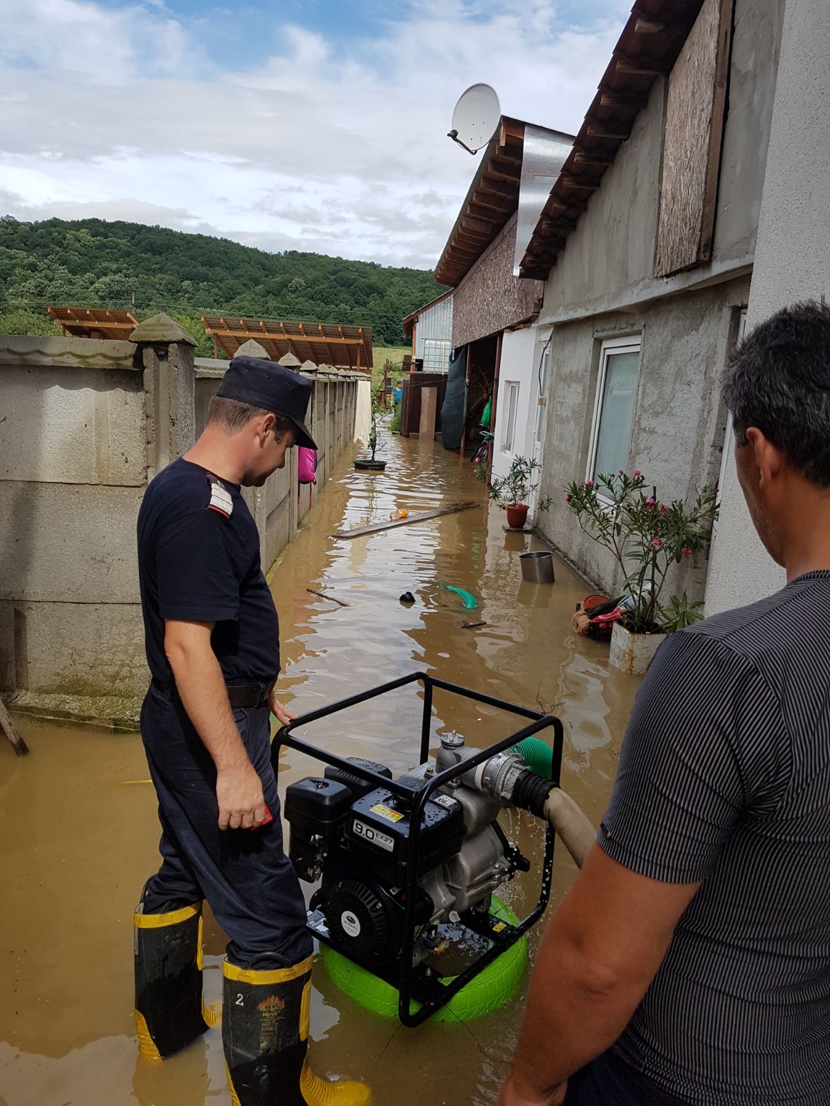 UPDATE/ Cod roșu de inundații în Vâlcea, Gorj și Argeș. Zeci de oameni au fost evacuați din case în Băbeni, Vâlcea