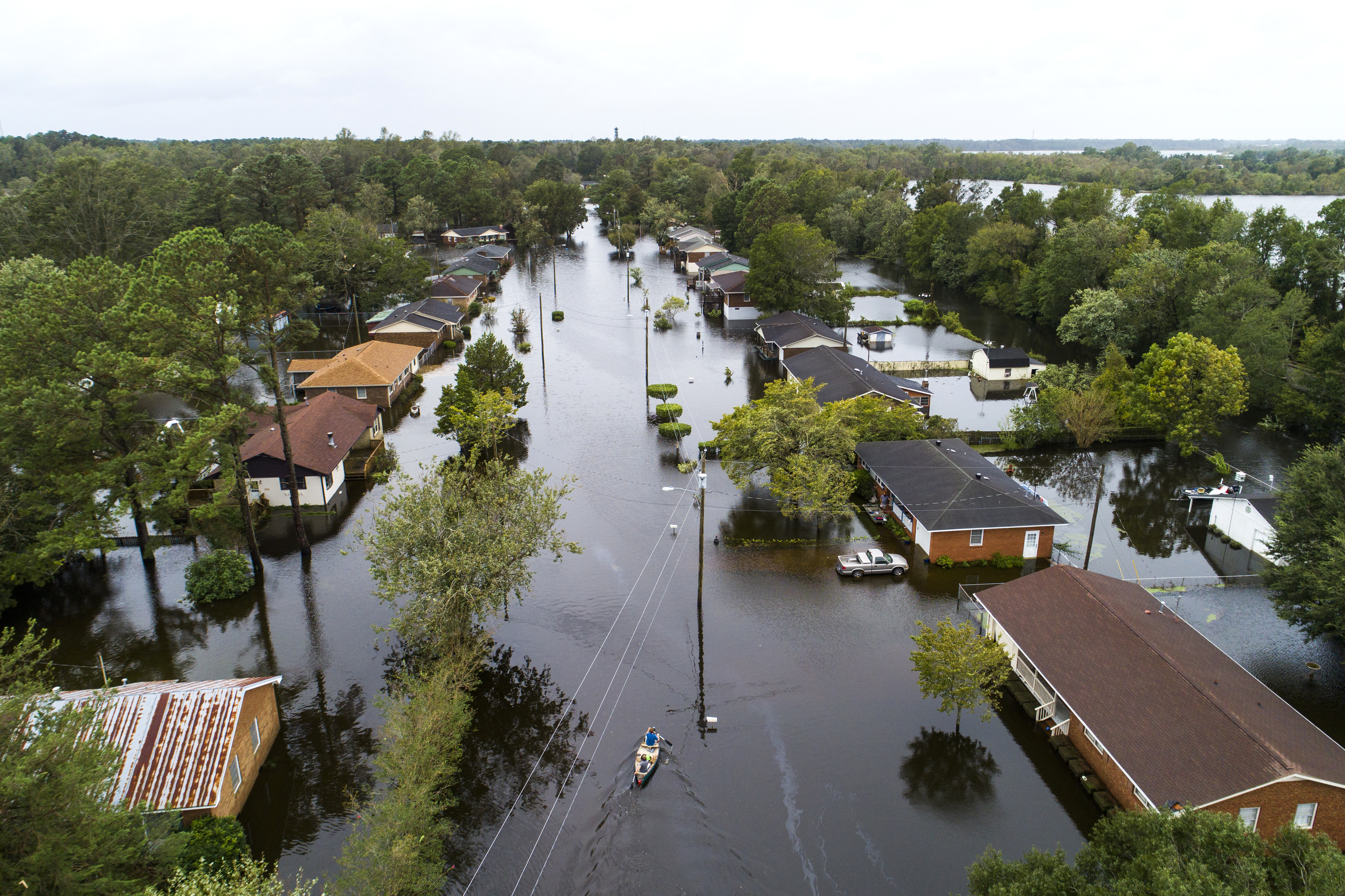 Cel puțin 13 persoane au murit în primele două zile după ce uraganul Florence a lovit coasta americană