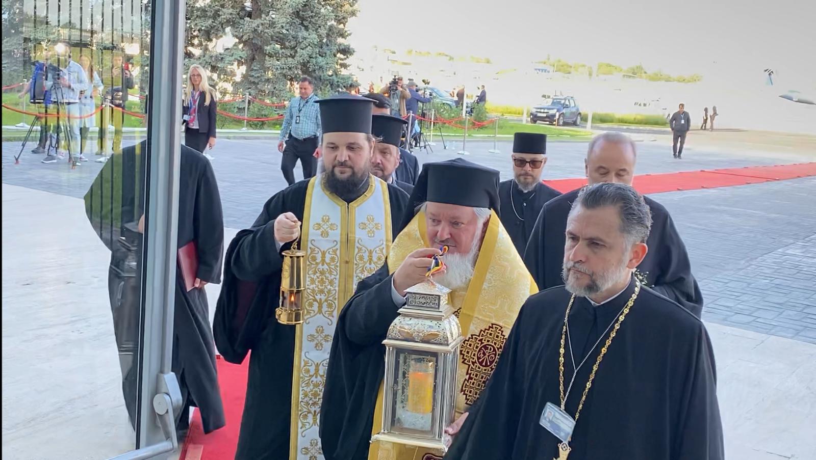 Lumina Sfântă de la Ierusalim a ajuns în România. Este distribuită acum în toată țara