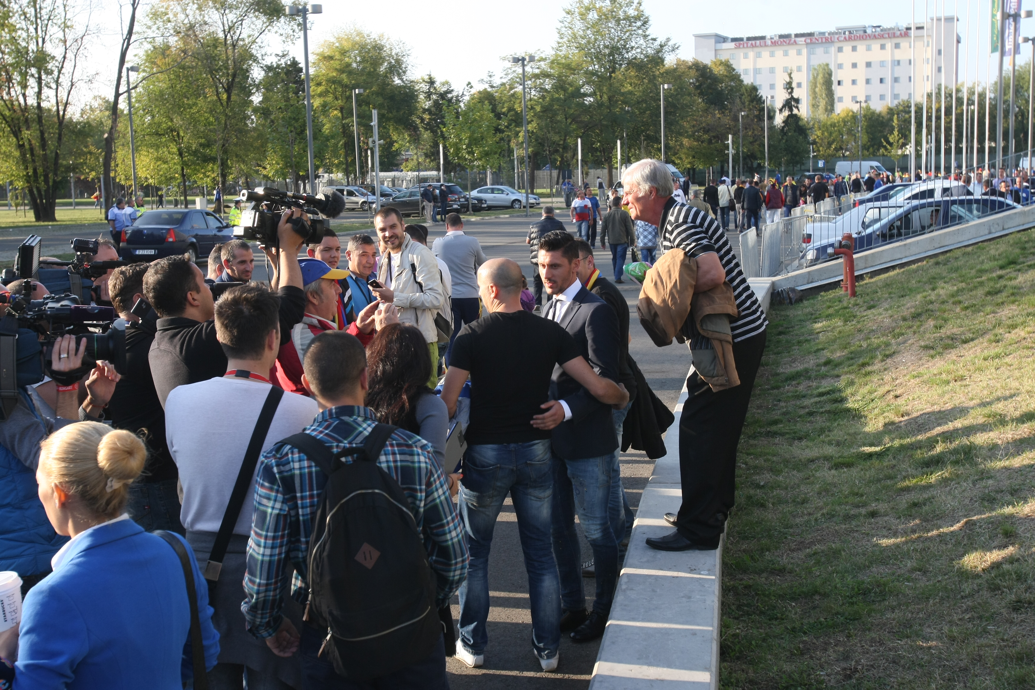 GALERIE FOTO / Jucătorii au ajuns la stadion. Suporterii români au făcut poze cu tricolorii