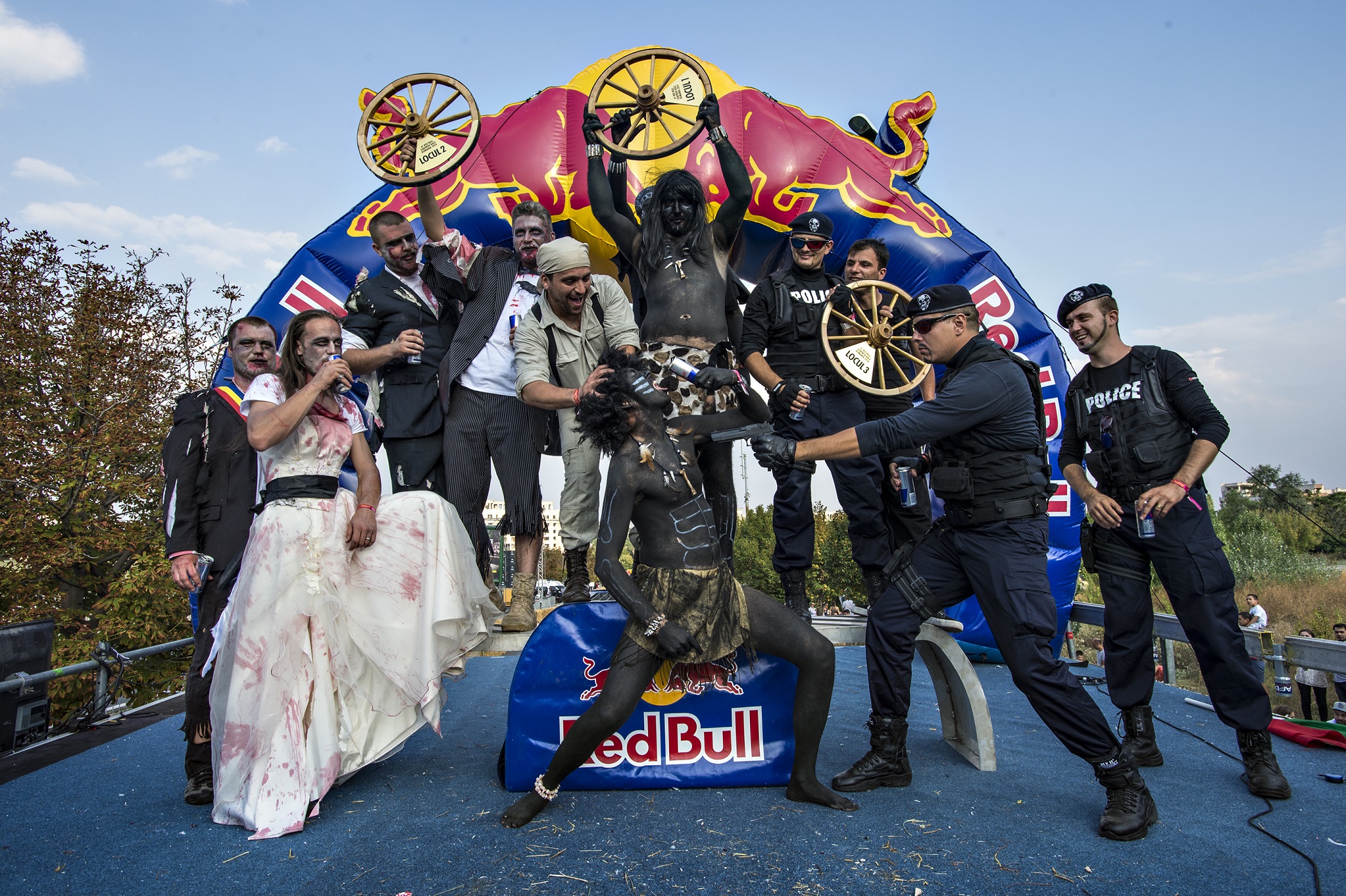 51 de mașini artizanale au defilat la primul Soapbox Race din România. Au învins ”Canibalii vegetarieni”