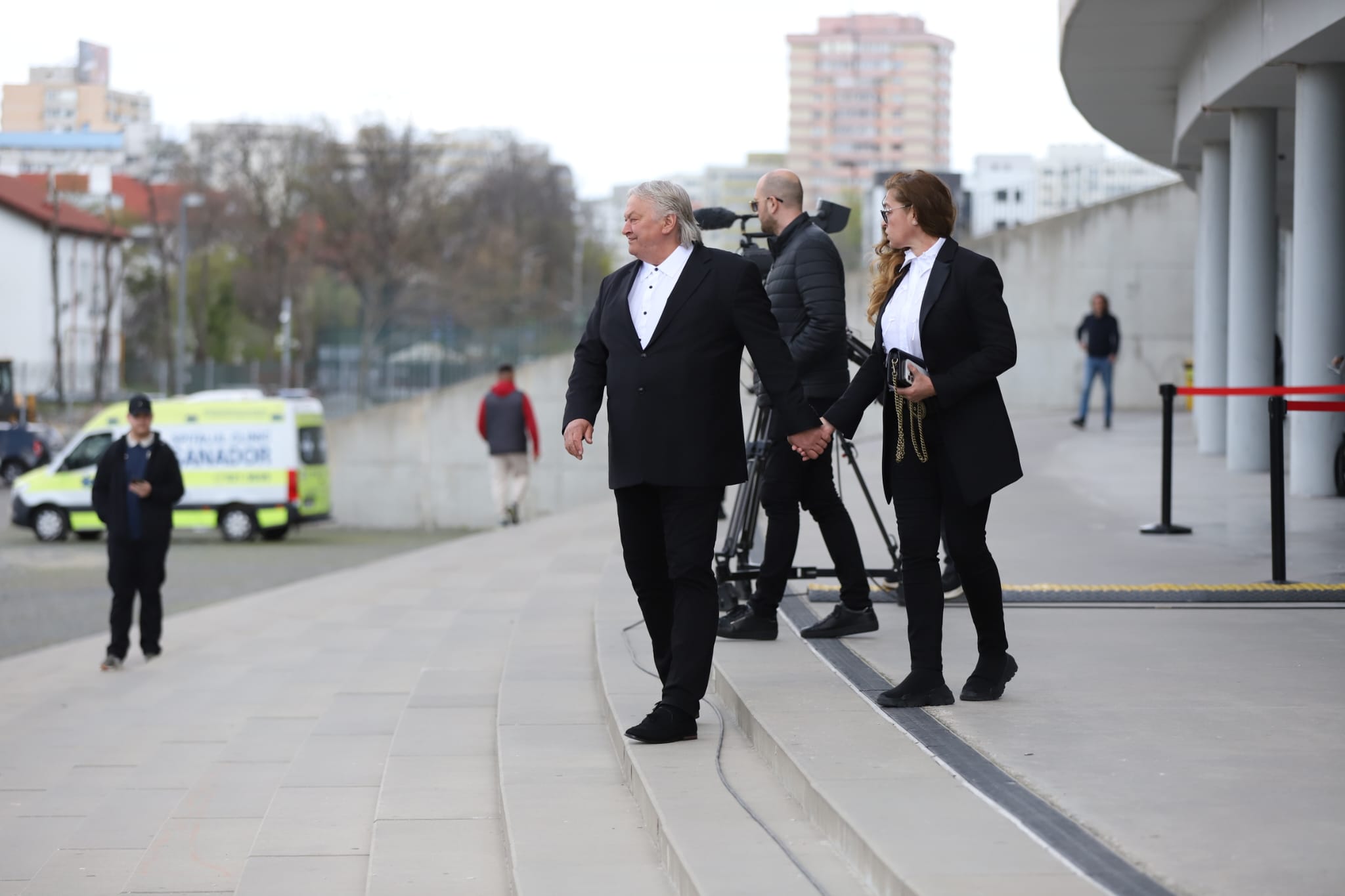 Livetext Mii de români își iau adio de la Mircea Lucescu la Arena Națională înainte de funeraliile cu onoruri militare / „Leucemia i-a provocat și grăbit sfârșitul”