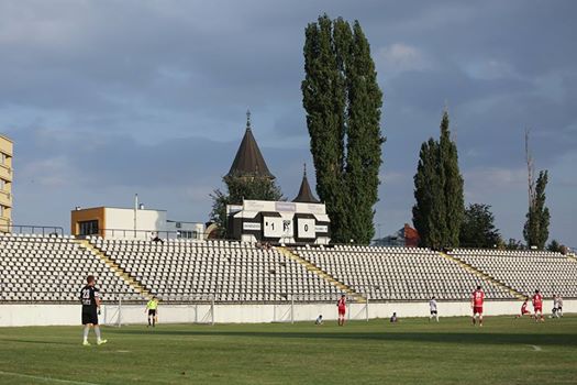 Sportul Studențesc, gașca nebună a fotbalului românesc, împlinește astăzi 100 de ani de la înființare. Momentul festiv este, de fapt, unul comemorativ! Gruparea bucureșteană își blesteamă zilele în anonimatul ligii a IV-a! Cel care a pus-o pe butuci este Vasile Șiman! Și Mircea Sandu este resemnat: ”E moartă, noi să fim sănătoși!” / GALERIE FOTO