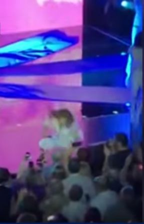 Paula Abdul a căzut de pe scenă. Incident în timpul unui concert | FOTO & VIDEO