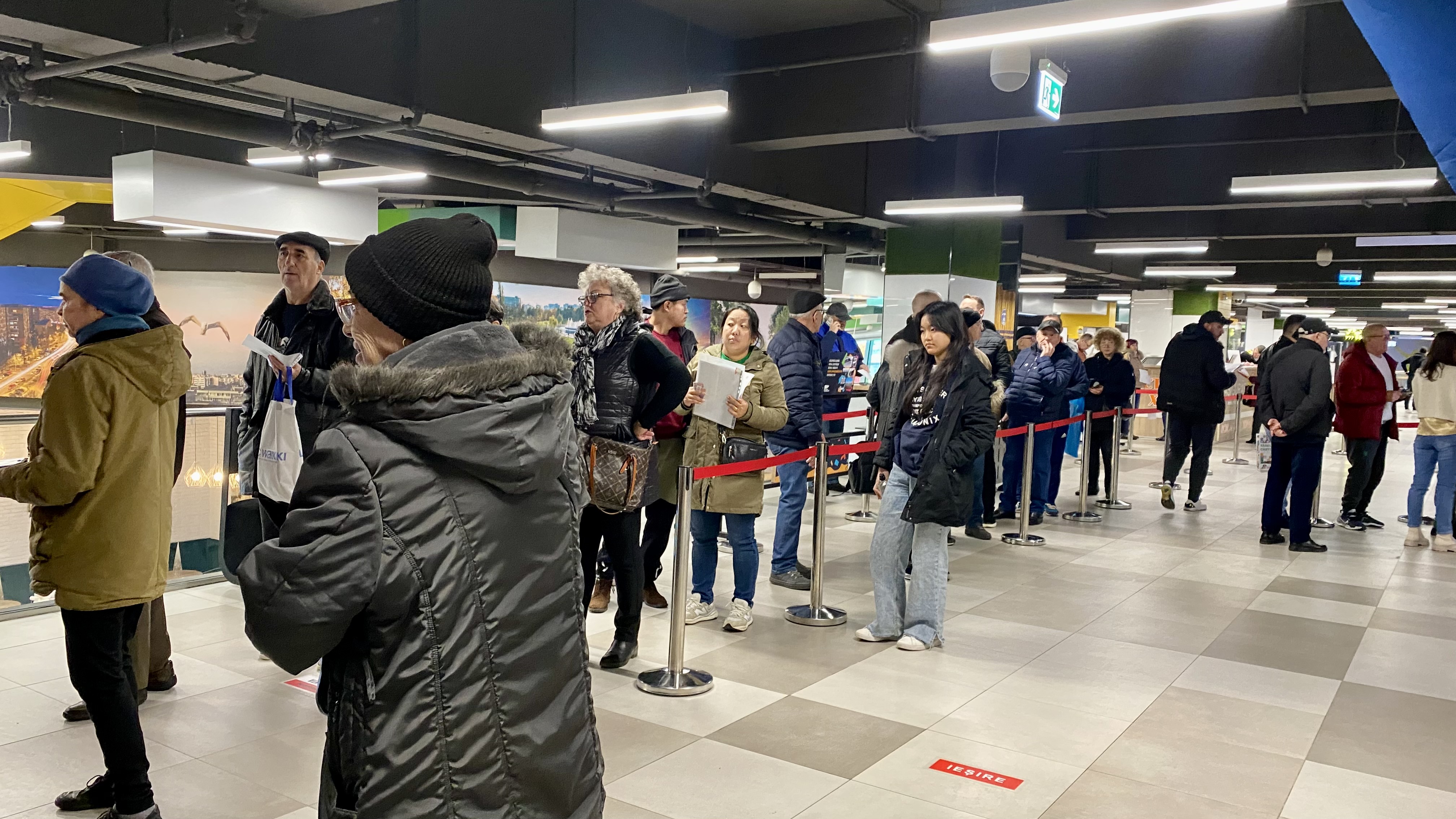 FOTO. Cozi mari la centrele de plată a taxelor, în prima zi lucrătoare din 2024. Dările se pot plăti la stațiile de tip SelfPay, dar și online