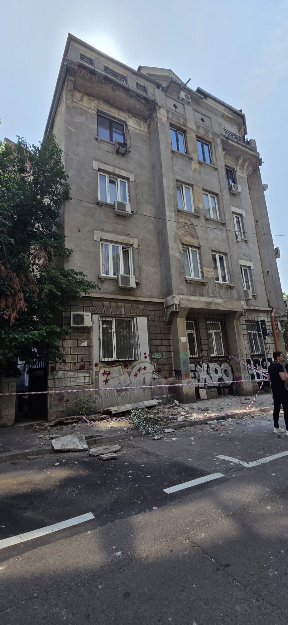 O mașină a fost distrusă în sectorul 1, după ce bucăți dintr-un bloc cu risc seismic au căzut peste ea
