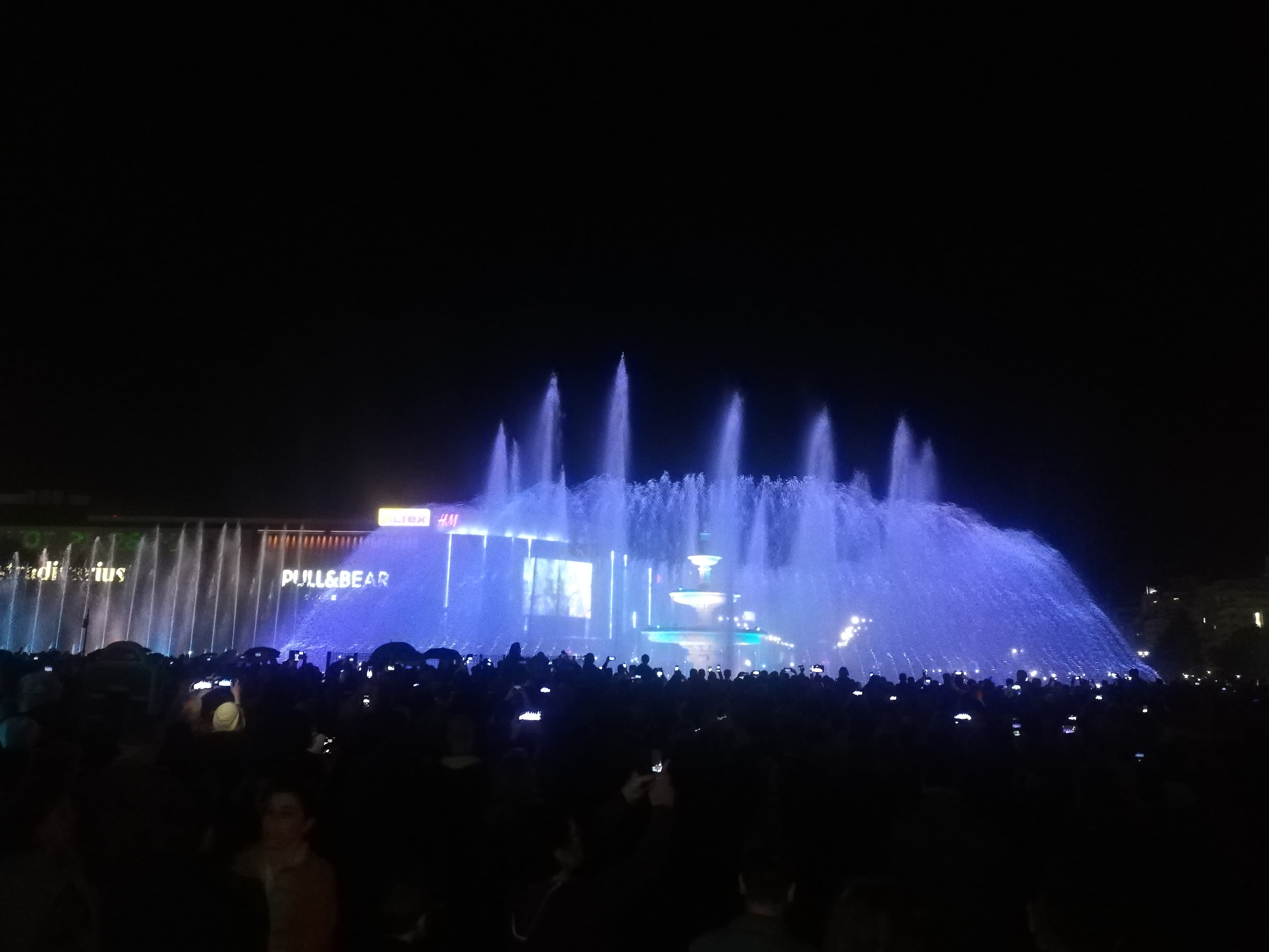 Fântânile de la Piaţa Unirii, de Cartea Recordurilor. „Cel mai lung șir de fântâni coregrafice sincronizate din lume”