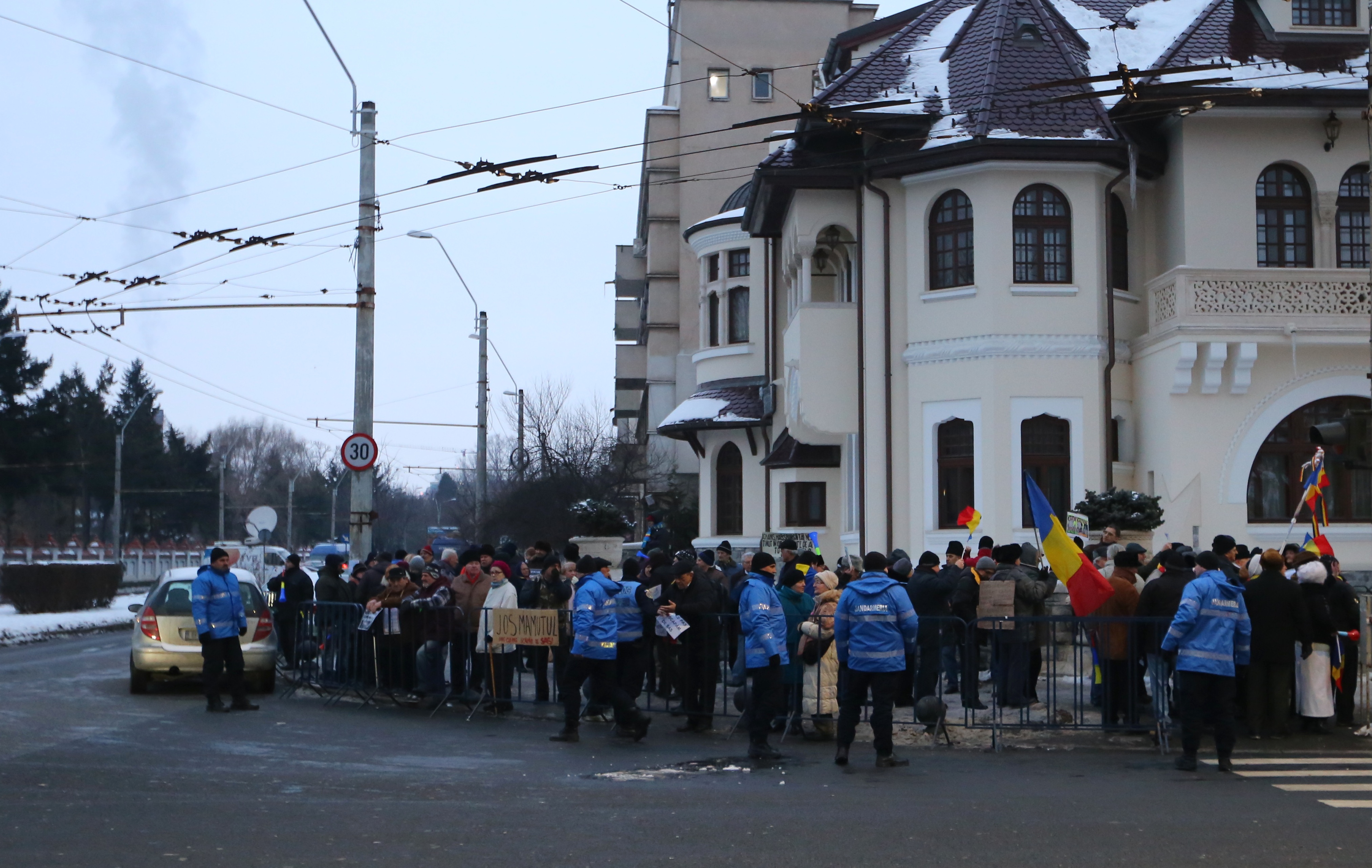 UPDATE. A 14-a zi de proteste în Capitală. Circa 1.000 de oameni s-au adunat din nou în Piața Victoriei și circa 200 la Palatul Cotroceni / FOTO