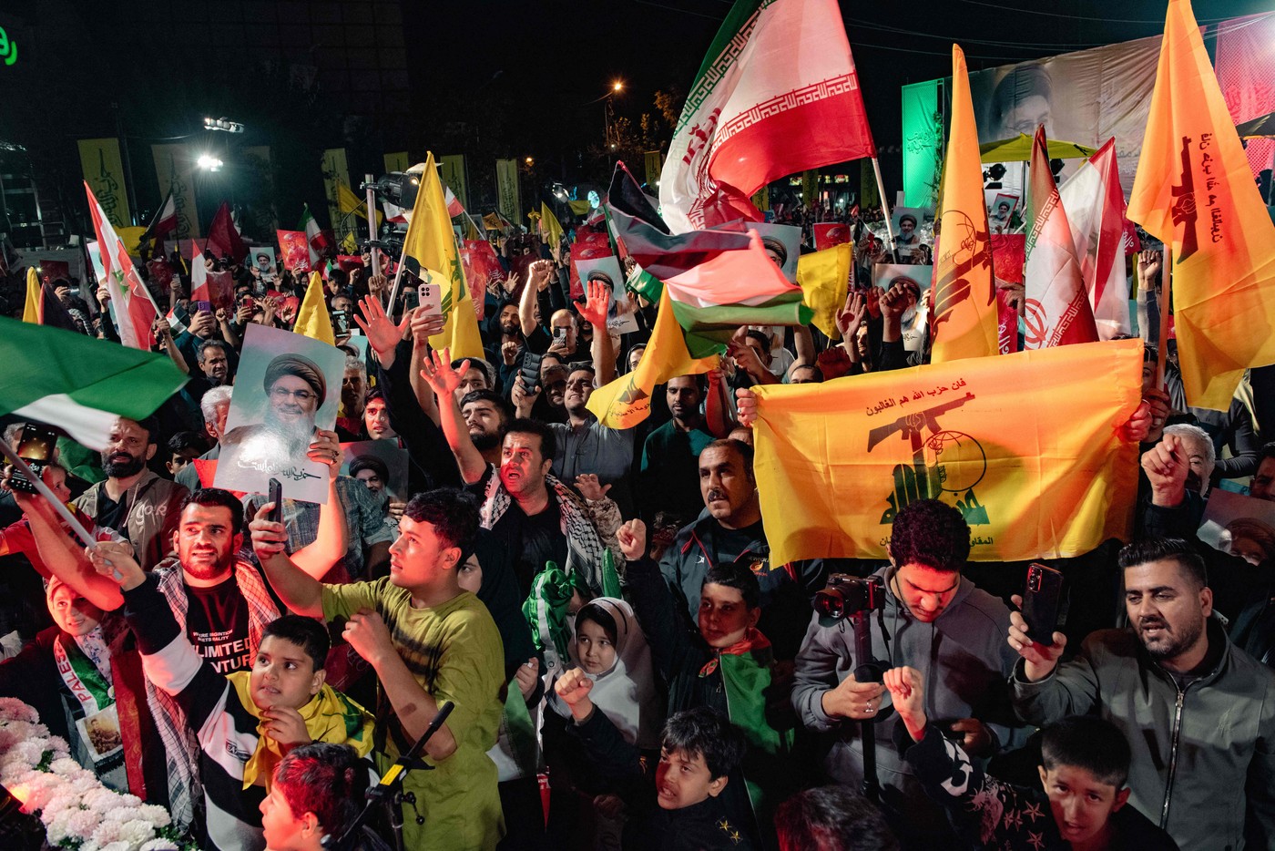 Imagini din Iran, unde mii de oameni au sărbătorit în stradă atacul cu rachete asupra Israelului | VIDEO