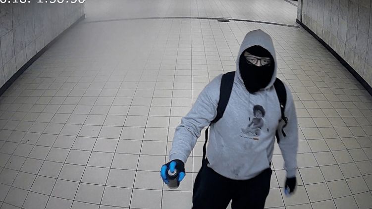 Sorra rongálta meg a térfigyelő kamerákat az Örs vezér terénél ez a férfi - Felismeri? - videó