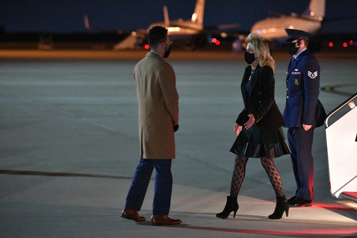 Jill Biden s-a deghizat în însoțitoare de bord de Ziua Păcălelilor
