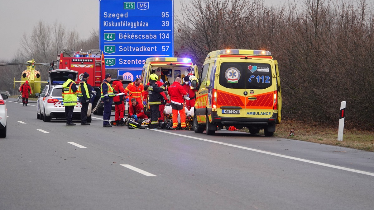 Microbuz românesc răsturnat pe marginea autostrăzii în Ungaria. Cinci răniți, între care două femei a căror viață e în pericol