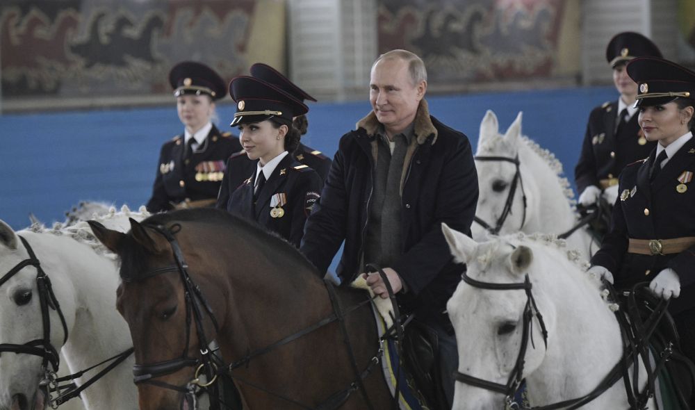 Vladimir Putin a defilat călare împreună cu polițistele din Moscova / FOTO&VIDEO