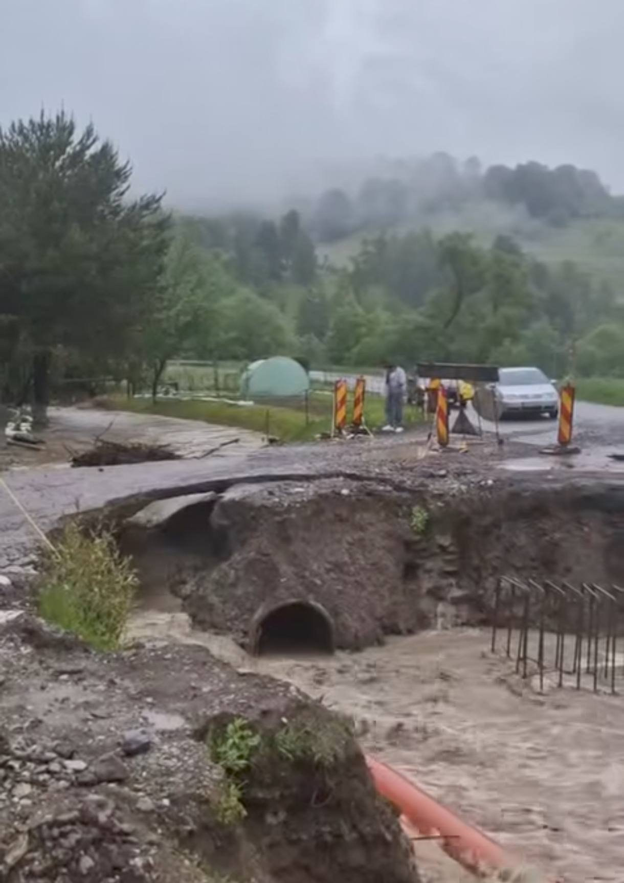 Cod roșu de inundații în județele Harghita, Braşov şi Covasna. Zeci de persoane evacuate preventiv