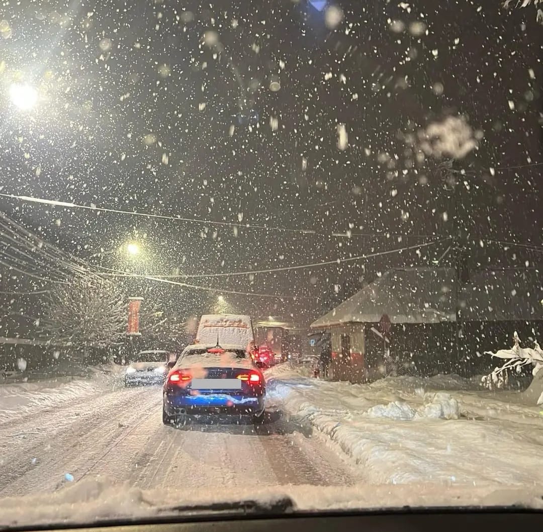 Drumuri acoperite cu zăpadă în 13 județe. Unde a nins peste noapte