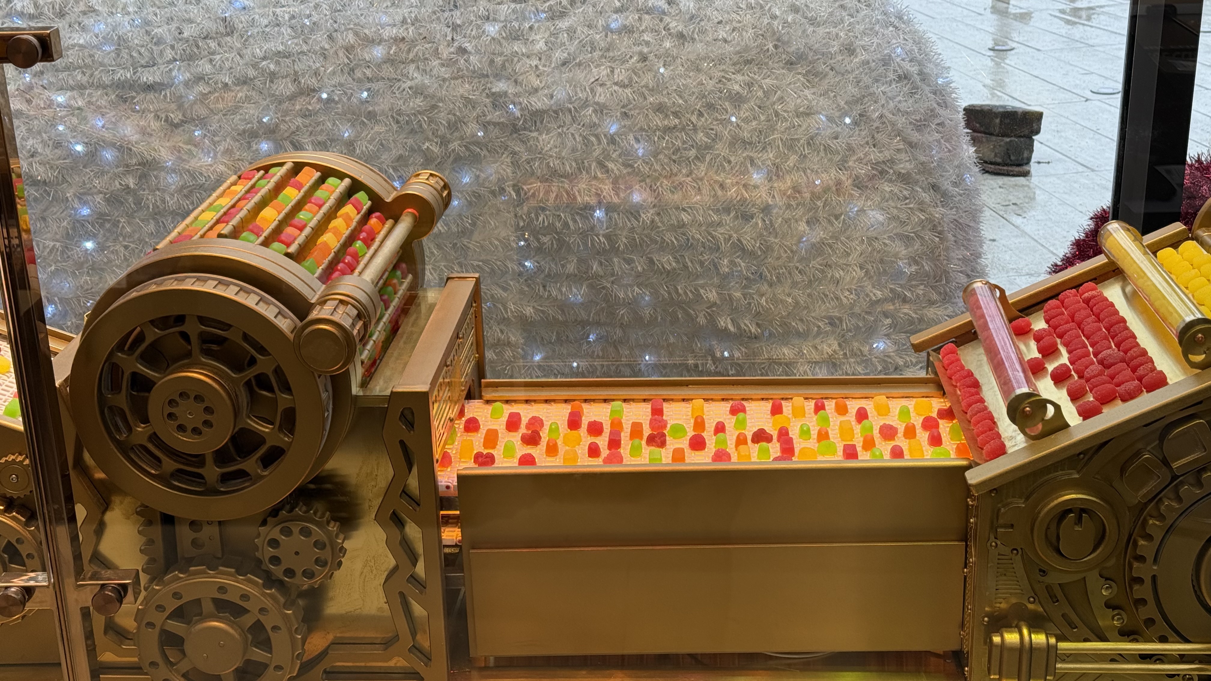 Noul templu al dulciurilor din București. Peste 300 de sortimente de produse. Cât costă și de ce toată lumea vorbește despre magazinul de la Piața Unirii