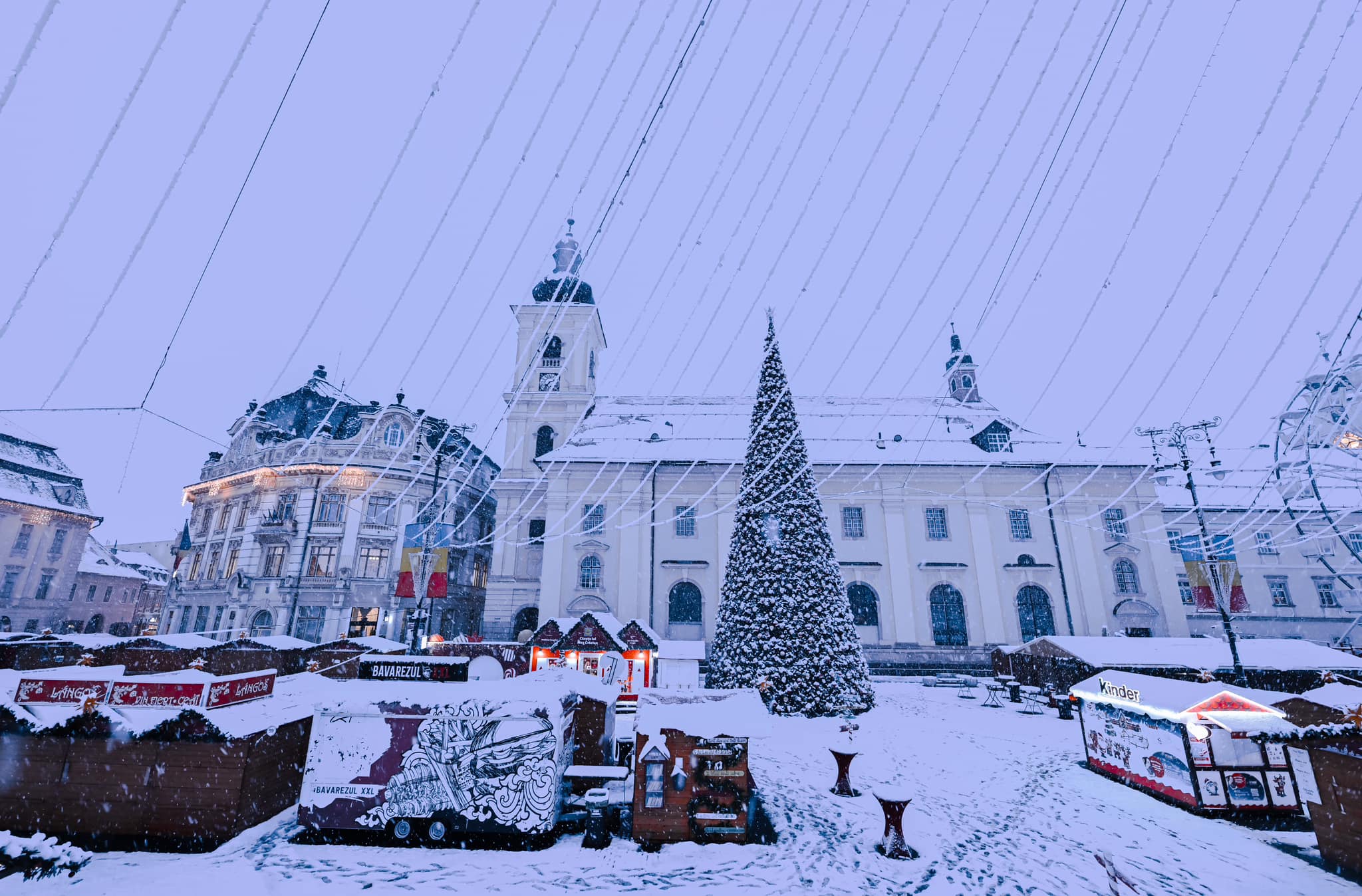 Târgul de Crăciun Sibiu 2025. Peste 100 de căsuțe cu delicii gastronomice, o roată panoramică de 22 de metri și Atelierul lui Moș Crăciun vă așteaptă în centrul orașului