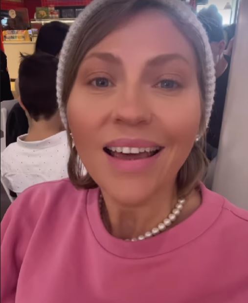 Mirela Vaida, cu nervii întinși la maximum în aeroport. Prezentatoarea nu va mai ajunge azi la „Acces Direct”: „Îți bați joc de oameni”