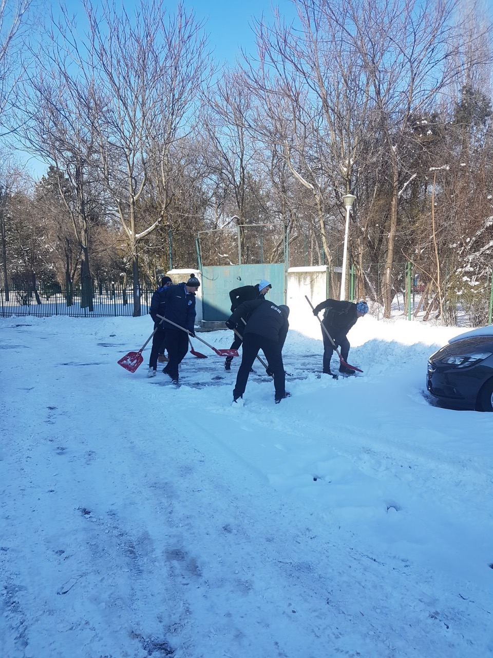 Sportivii de la CSM București au pus mâna pe lopată și au ieșit la deszăpezire / GALERIE FOTO