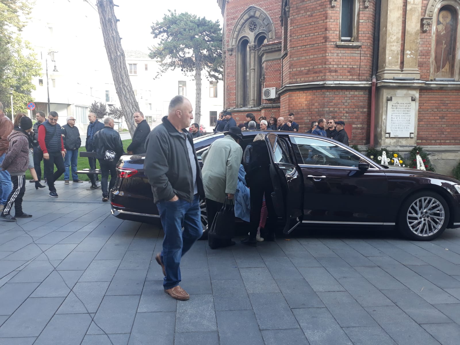 Imagini cutremurătoare de la priveghiul lui Ilie Balaci. Sute de oameni, la căpătâiul fostului fotbalist / FOTO