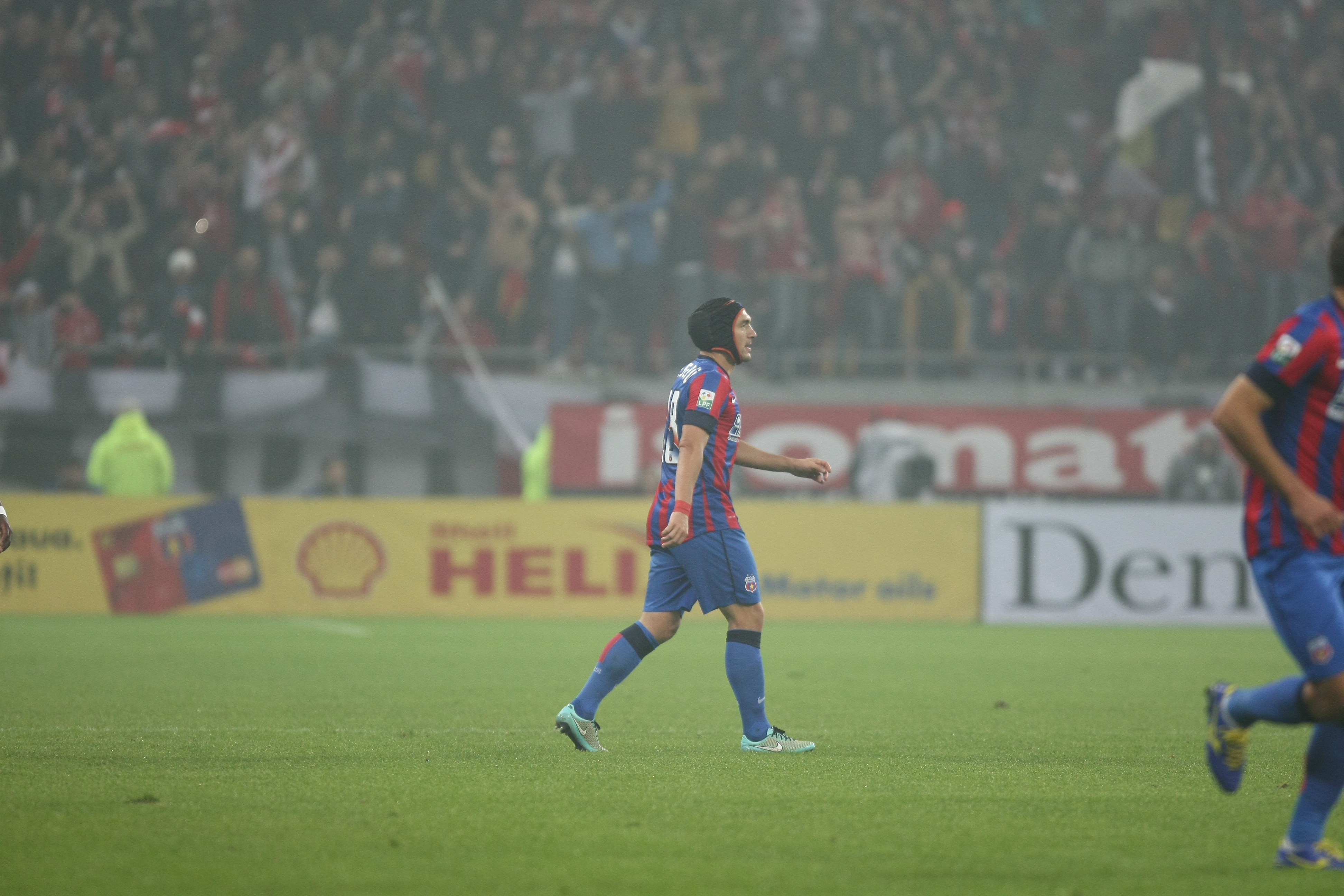 GALERIE FOTO&VIDEO/ DERBY-UL ROMÂNIEI, STEAUA - DINAMO 3-0. ^ Echipa din Ghencea i-a speriat pe ”câini” de Halloween! Szukala, Papp și Keșeru au înscris pentru roș-albaștri. Arlauskis și Bărboianu, loviți de petardele aruncate de suporteri. Băiatul lui Florentin Petre a debutat la Dinamo