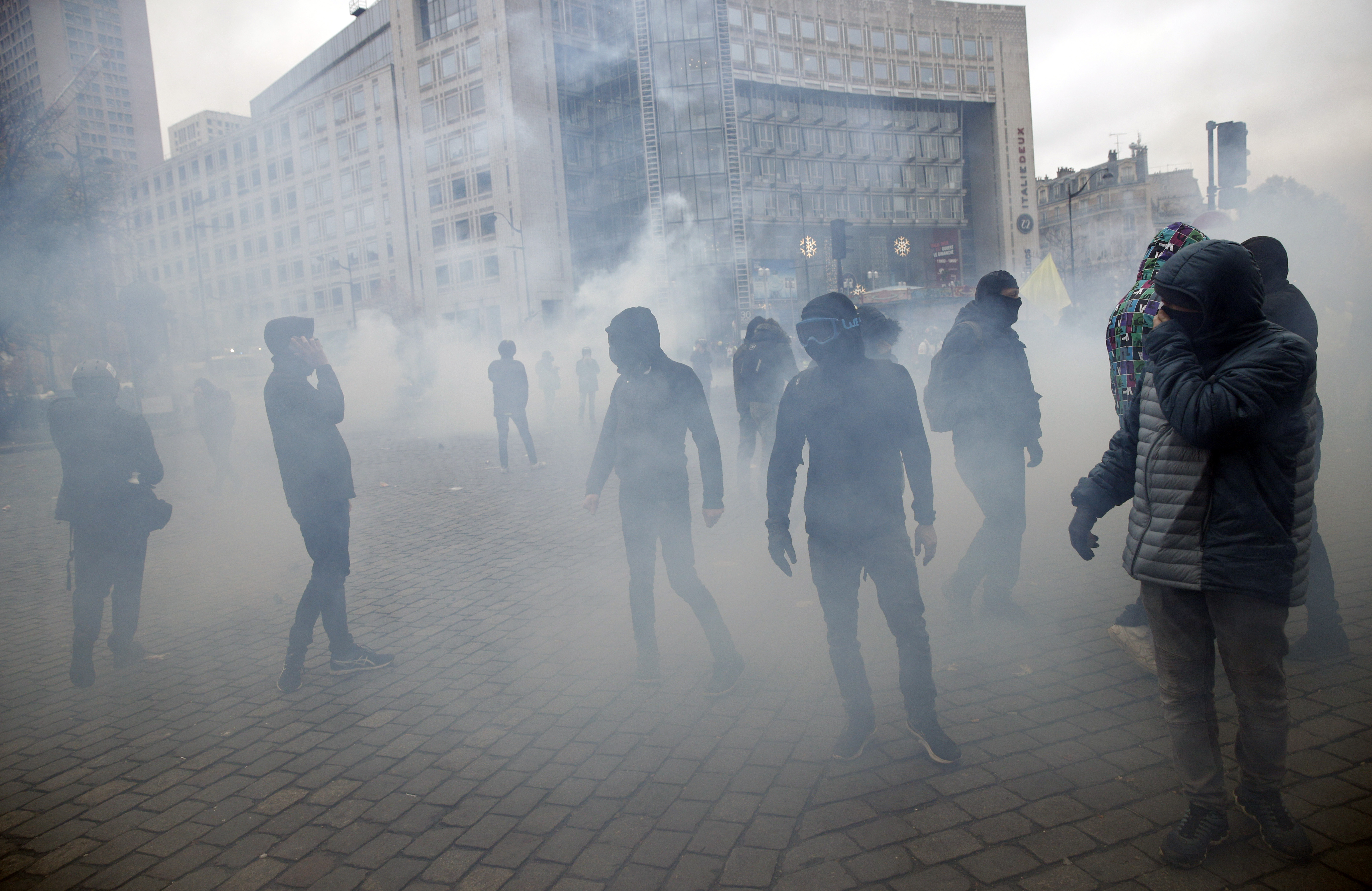 UPDATE | Noi violențe la Paris, la aniversarea unui an de la protestele „Vestelor Galbene”. Polițiștii au folosit gaze lacrimogene și au reținut peste 100 de persoane