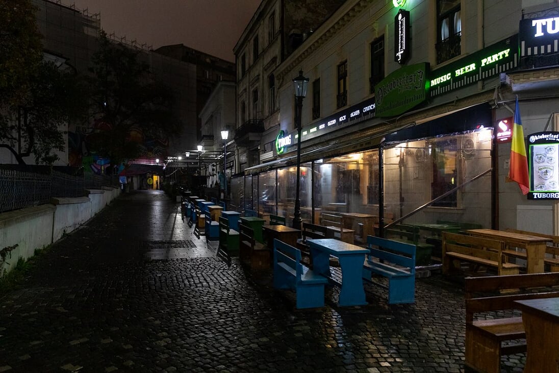 Petrecăreți prinși fără adeverințe și comentarii ironice, la filtrele de noapte ale Poliției, în carantina parțială: “Noaptea umblă virusul tare de tot. Ziua nu mai umblă”