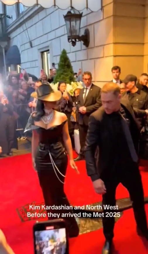 Met Gala 2025. Reacția lui Kim Kardashian după ce un agent de securitate a călcat-o pe rochie. Gestul ei, surprins de camerele de filmat