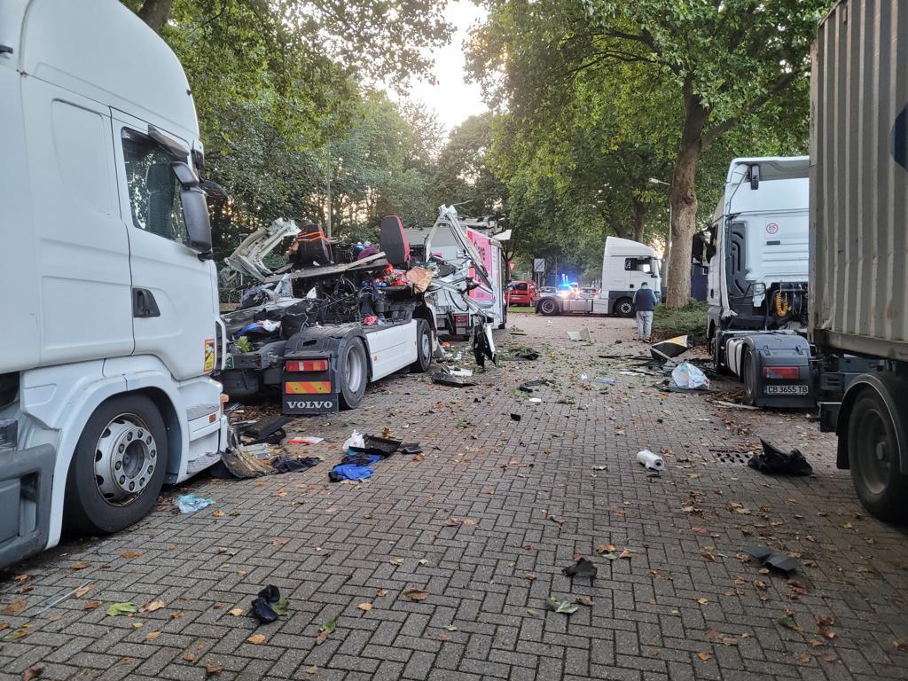 Cabina unui camion a sărit în aer într-o parcare din Olanda. Momentul exploziei a fost filmat | VIDEO