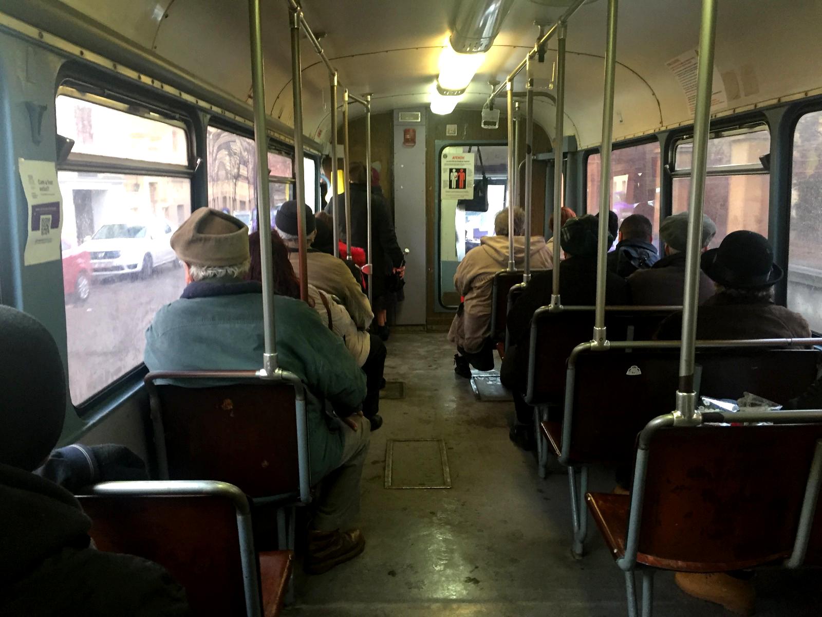 ANCHETĂ/ Ștrand ca centru social și mulți șefi la Societatea de Transport Public Timișoara, în timp ce în tramvaie plouă peste călători - FOTO