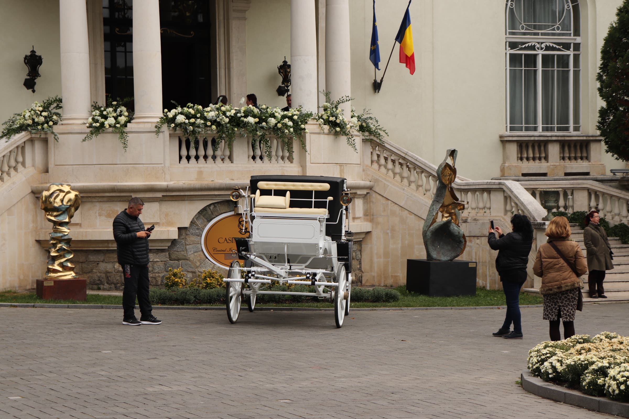 CORESPONDENȚĂ DIN SINAIA/ Primii „nuntași” s-au adunat la Sinaia, la nunta fostului Principe Nicolae. Cum a fost decorată biserica