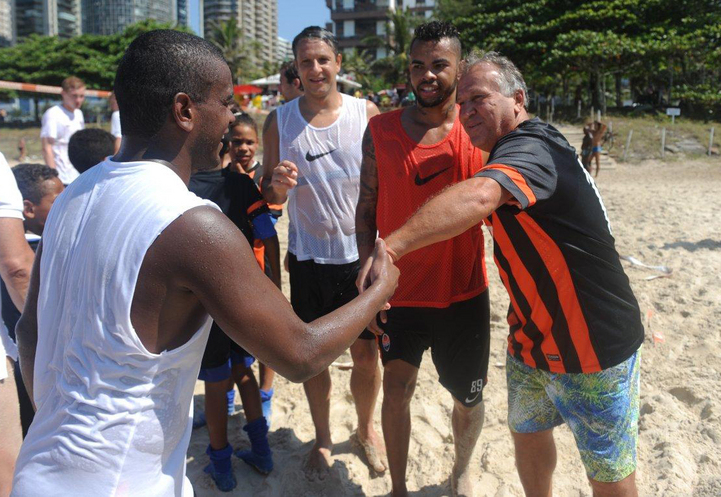 Lucescu, ÎN CHILOȚI, la plajă! Întâlnire cu un campion mondial / FOTO&VIDEO