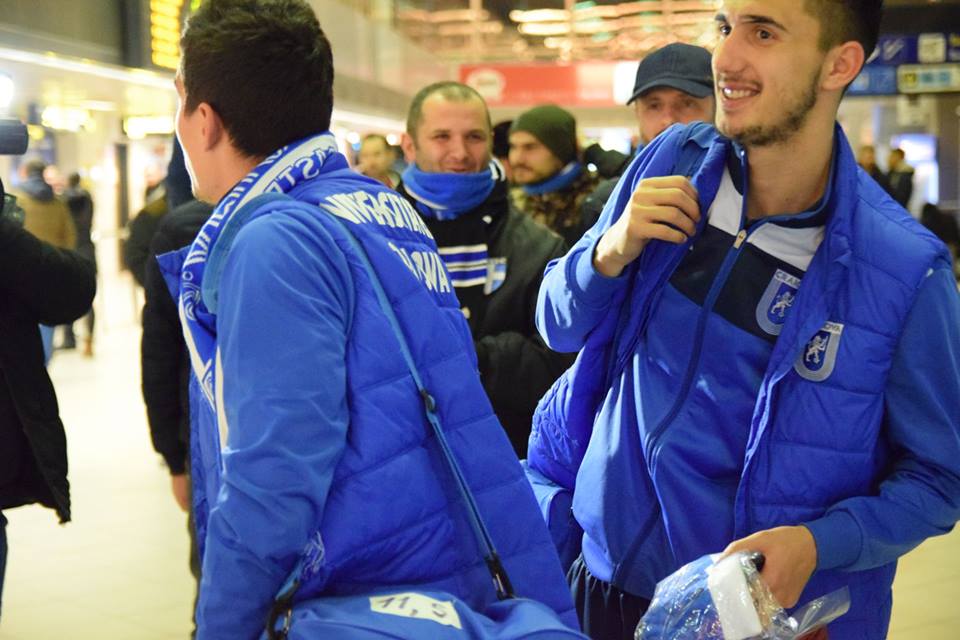 Fotbaliștii Craiovei au fost așteptați de fani cu torțe la revenirea din Malta / GALERIE FOTO&VIDEO