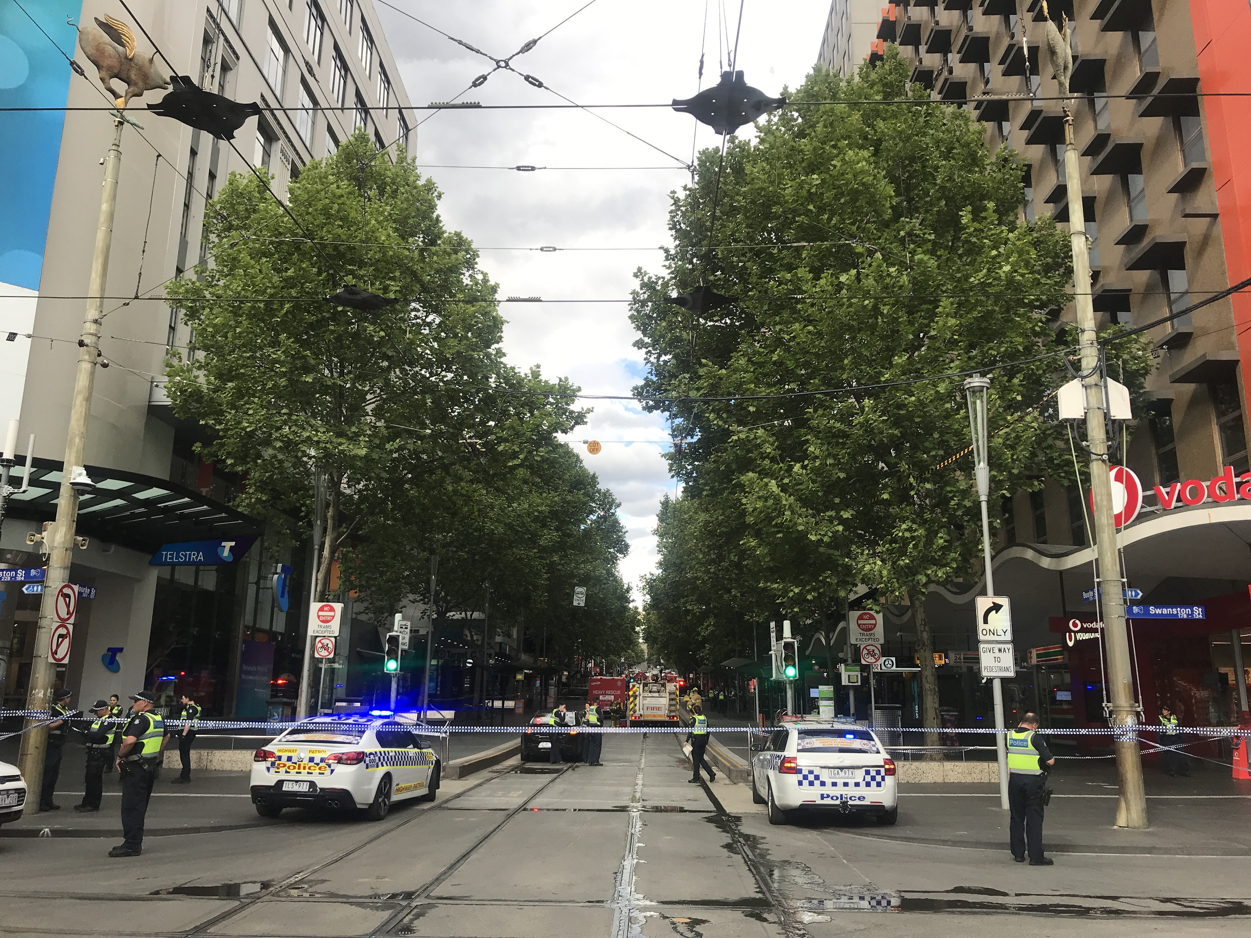 UPDATE / Atac terorist la Melbourne: Un bărbat și-a dat foc la mașină și apoi a înjunghiat mai mulți trecători (FOTO & VIDEO)
