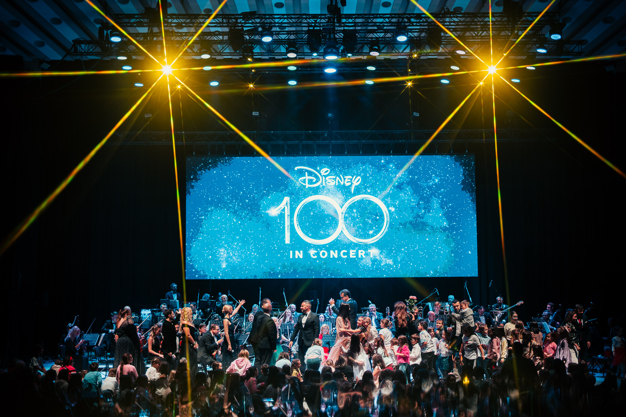 Concertul aniversar DISNEY 100: Zeci de copii la scenă, dans și aplauze îndelungate