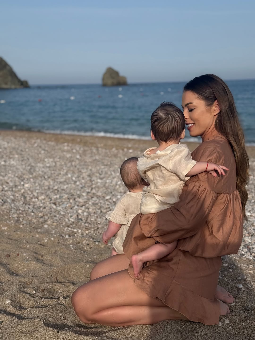 Imagini cu Roxana Nemeș și gemenii ei în vacanță, în Turcia. Cât costă sejurul la resortul de cinci stele din Antalya