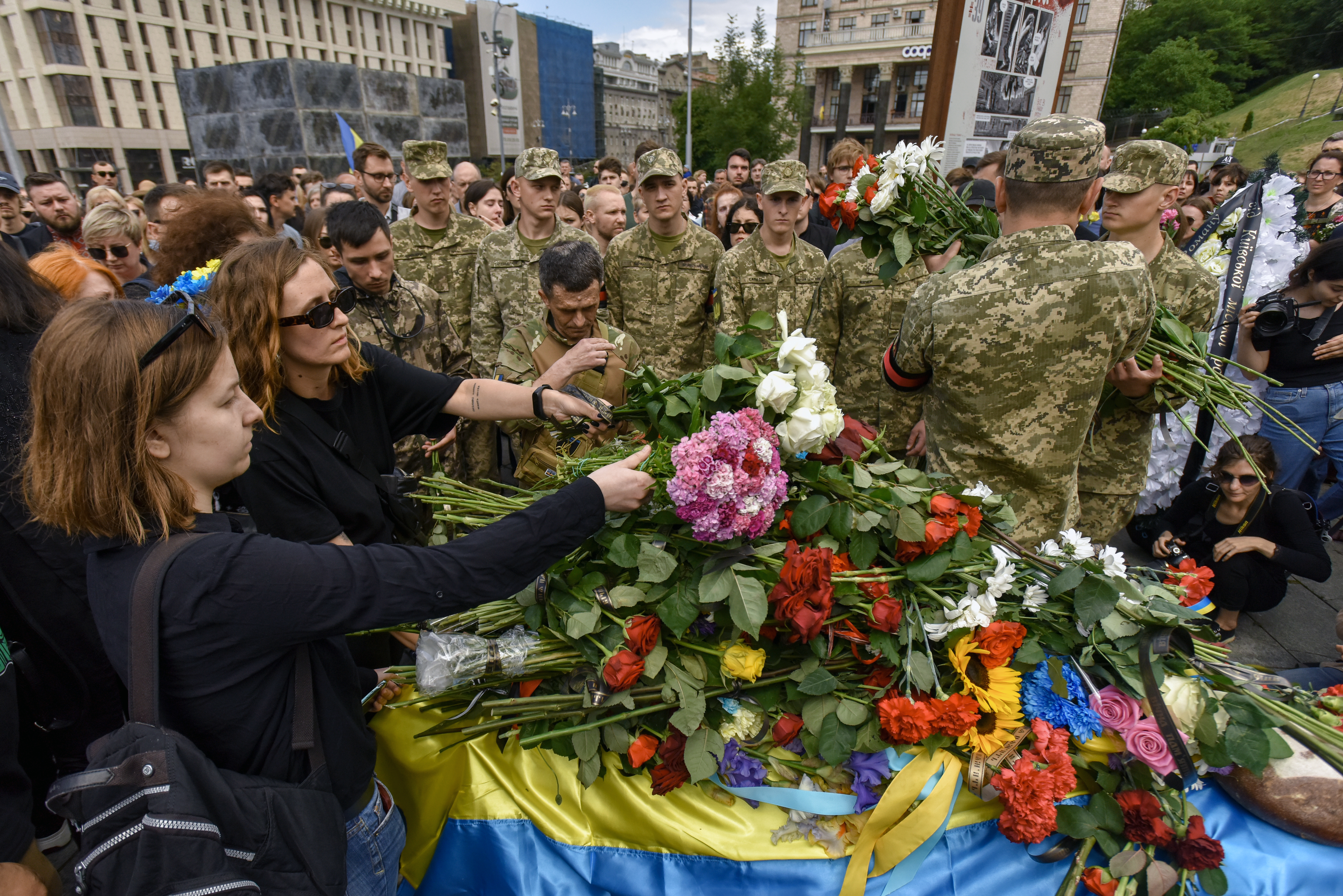 Sute de ucraineni au participat la Kiev la înmormântarea unui tânăr activist, ucis în estul Ucrainei
