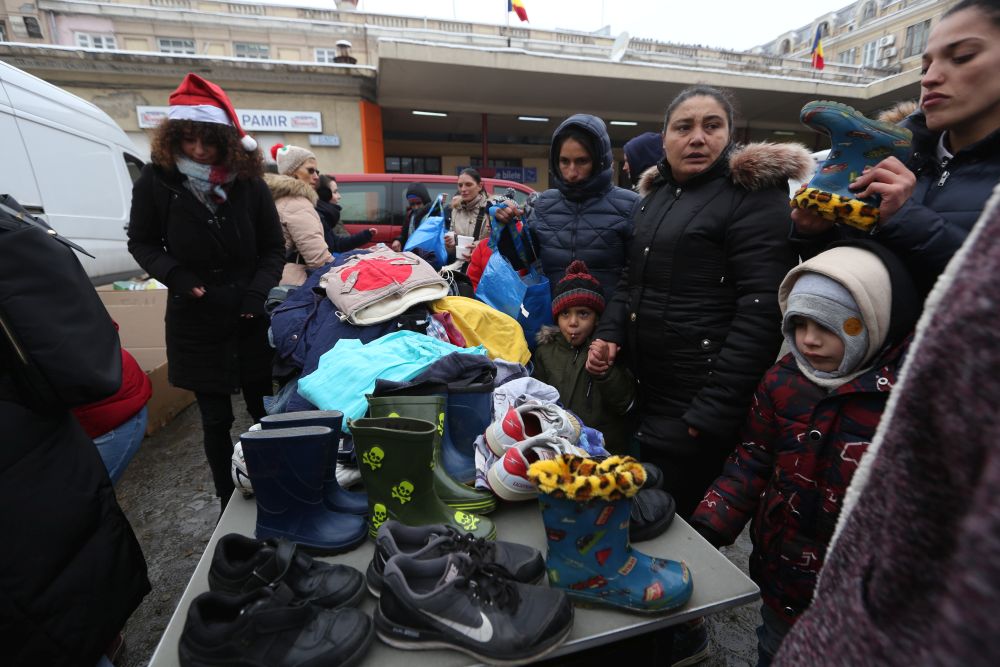 Ambasadorul Marii Britanii la București a servit mâncare oamenilor fără adăpost, în Gara de Nord / FOTO