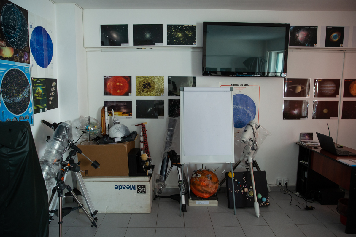 Tânărul astronom Ciprian Vîntdevară a dat unei stele numele Bârladului și îi învaţă pe copii să privească cerul: “Măcar au văzut că mai este ceva dincolo de satul lor”